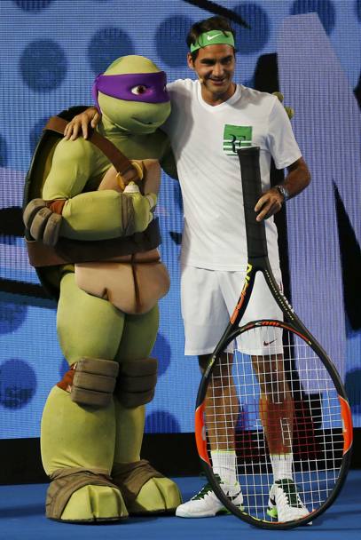 Federer posa con una tartaruga... (Reuters)